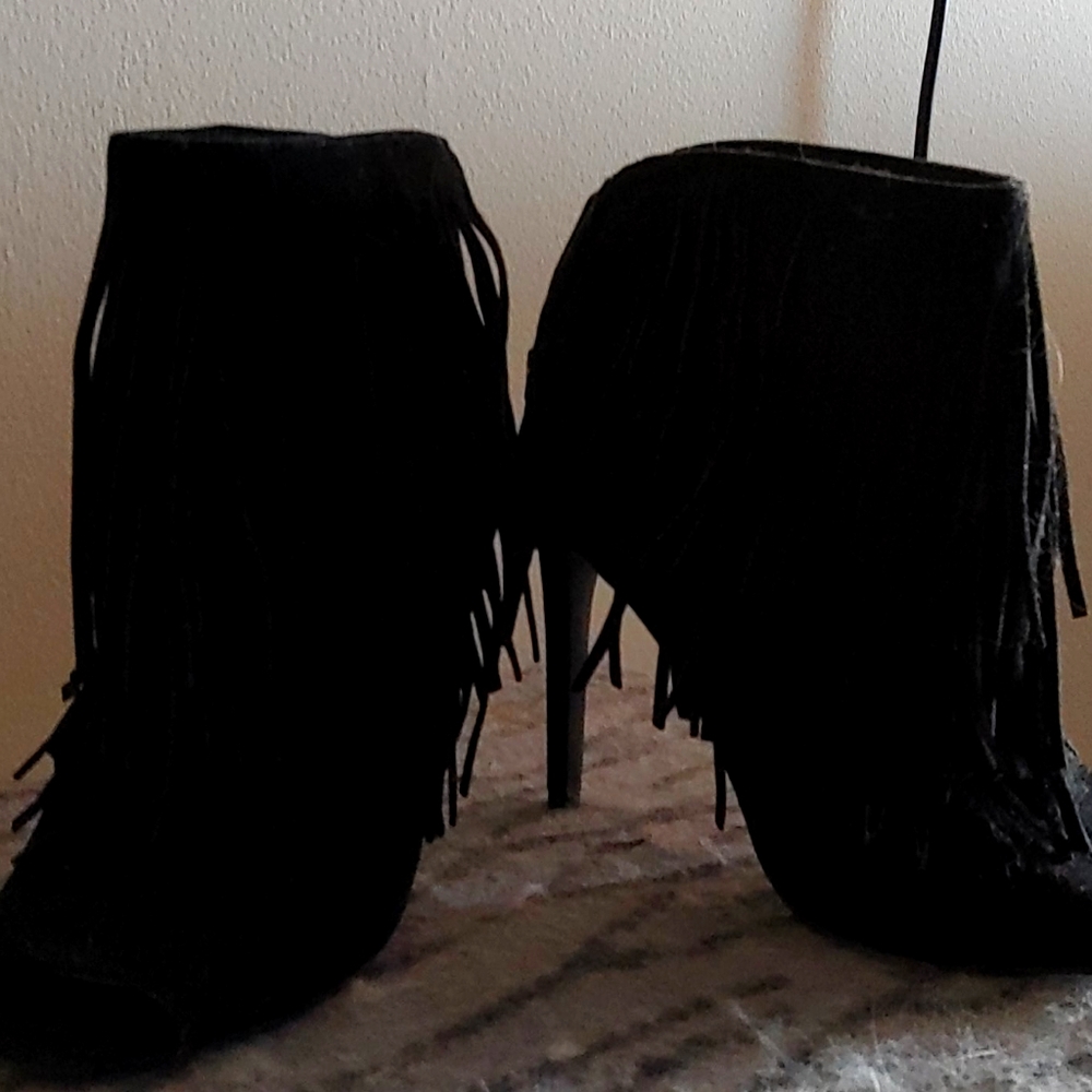 Fringe peak a boo boot